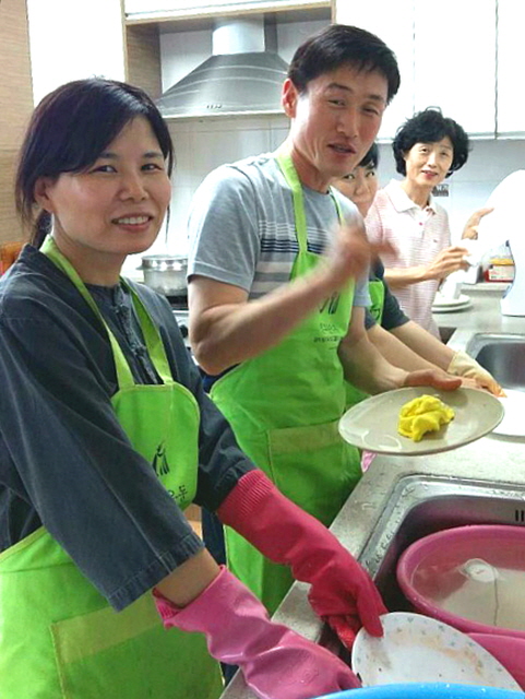 공양간 봉사도 열심히 하는 모습