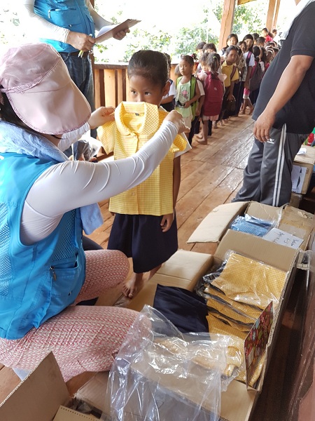 "자, 어디 보자. 에고 예뻐라~" 저학년부터 사이즈에 맞게 교복을 나눠주고 있는 윤경숙 님~ "자, 어디 보자. 에고 예뻐라~" 저학년부터 사이즈에 맞게 교복을 나눠주고 있는 윤경숙 님~