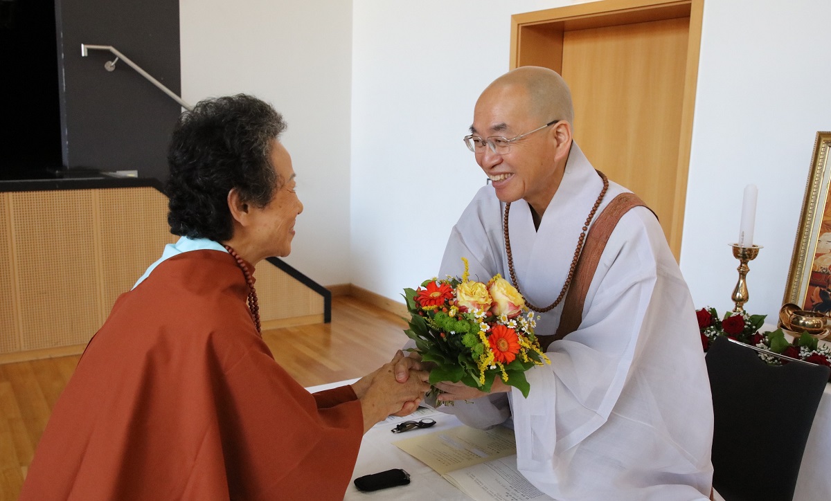 경전반 졸업생 대표로 스님께 꽃다발을 드리는 양해주 님