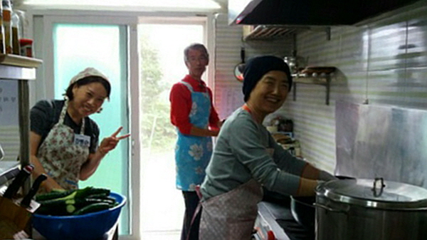 지리산 바라지 모습 (앞치마 두르고 공양간에서)