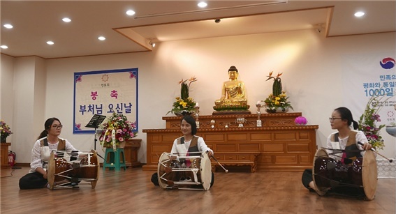 삼도설장고라매? 설장고는 서서 치는거 아닌감유? ^^