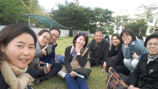 점심 공양 후 도반들과 활짝 웃으며 찍은 서현법당 도반들. 점심 공양 후 도반들과 활짝 웃으며 찍은 서현법당 도반들.