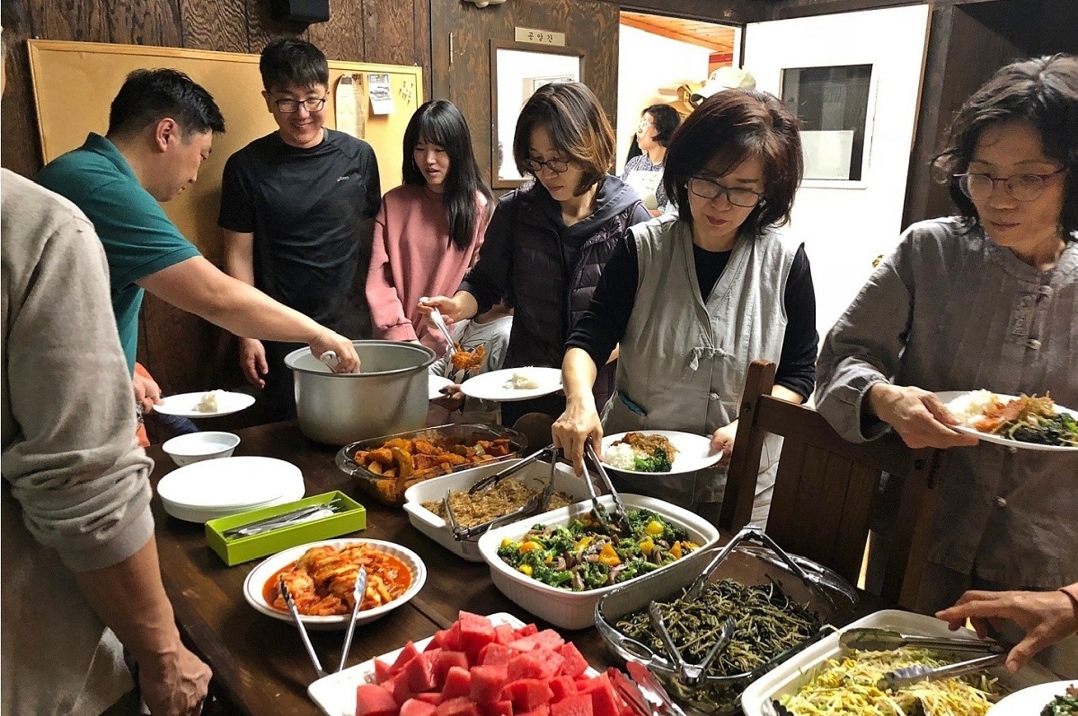 꿀맛 같은 점심 공양 시간 (왼쪽부터 이호진 님, 새내기 두 청년, 강보란, 정양희, 허성화 님) 