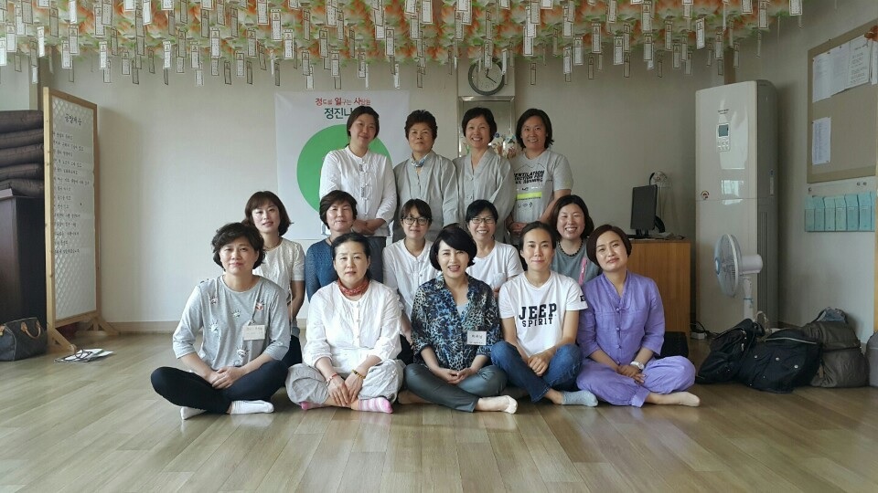 불교대 수행 맛보기 수업 후, 가운뎃 줄 오른쪽에서 두 번째 이윤희 님