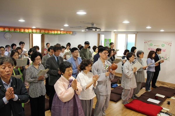 여법하게 진행되고 있는 부처님 오신 날 법요식