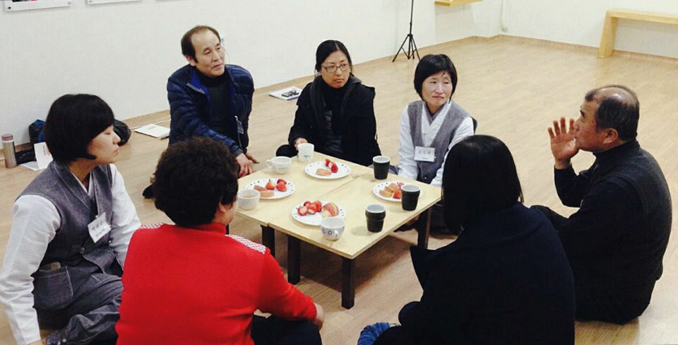 도반들의 따뜻한 나누기. 김학선 님(맨 오른쪽)이 나누기를 하고 있습니다.