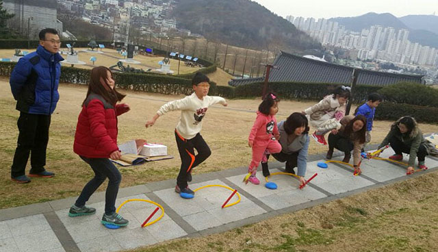 승부욕이 불타는 로켓 날리기. 유*는 공중 부양 중~~^^