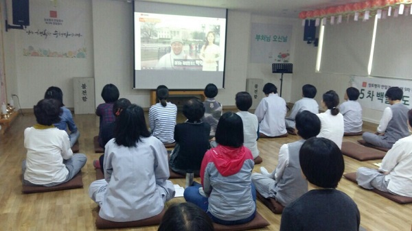 오랜만에 법당 안이 사람들로 가득찼습니다.