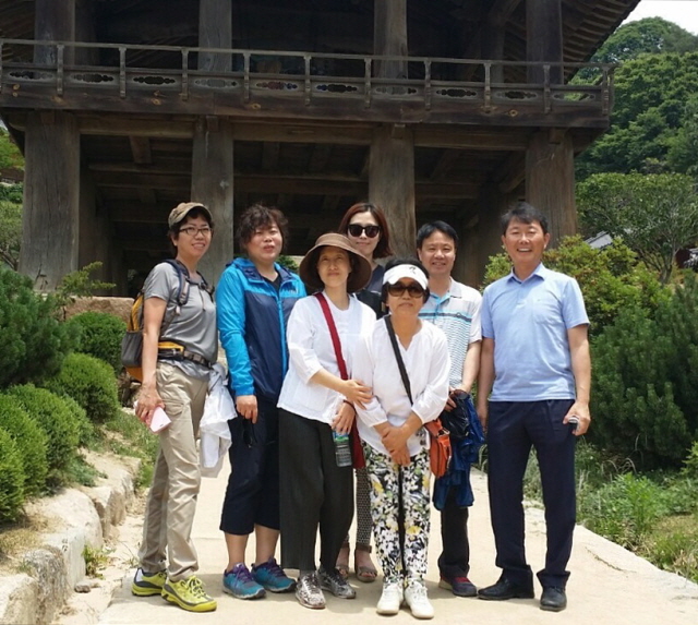 태백법당 도반들. 아래 가운데 김희정 님, 오른쪽으로 천승영 님, 왼쪽으로 윤명선 님 