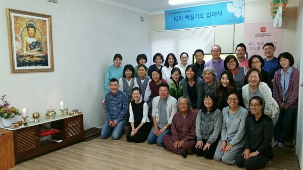 수행 맛보기를 통해 입재해 천일결사자로 매일 아침 같은 모둠에서 만나는 두 도반 (맨 뒷줄 왼쪽에서 네 번째에 김문진 님, 다섯 번째에 이우경 님) 