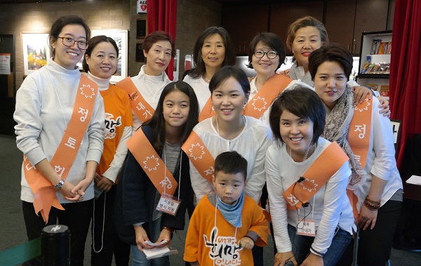 내부안내자 및 부스팀. 맨 앞줄 오른쪽이 남희숙 님