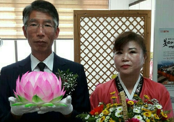 부처님 오신 날 봉축법요식, 법당 도반과 함께. (왼쪽 김웅희 님)