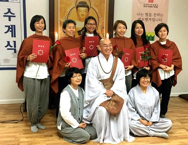 2016년 가을 뉴욕 경전반 졸업식. 뒷줄 왼쪽에서 세 번째 이화영 님~ 2016년 가을 뉴욕 경전반 졸업식. 뒷줄 왼쪽에서 세 번째 이화영 님~