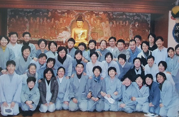 군대 가는 날 아침 발우공양 끝나고 공동체 대중들과 함께(앞줄 가운데가 백창열 님)