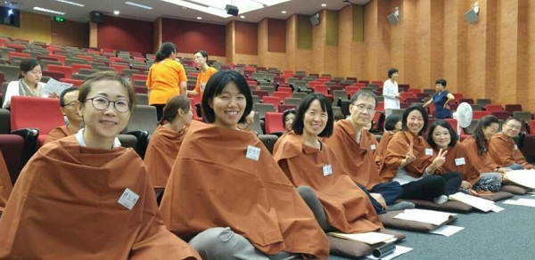 불교대학 졸업식 - 왼쪽부터 두 번째에 김미선 님 불교대학 졸업식 - 왼쪽부터 두 번째에 김미선 님