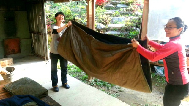 지객용 침낭의 먼지를 터는 보현방 상근자들 지객용 침낭의 먼지를 터는 보현방 상근자들