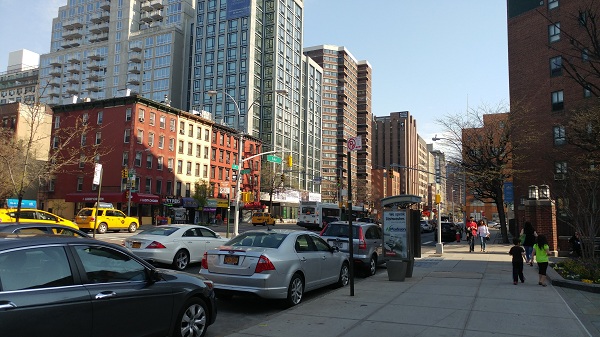 법당 앞 도로. 번화가입니다~