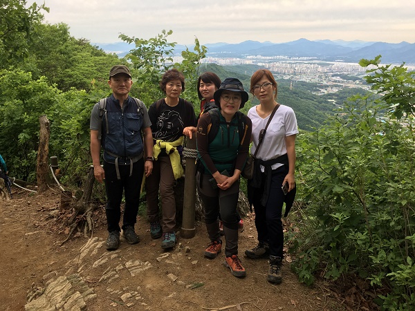 가끔 아침산행을 하며 친목을 다진다(왼쪽부터 조영호님,이연순님, 권용미님, 이경미님, 최은선님),