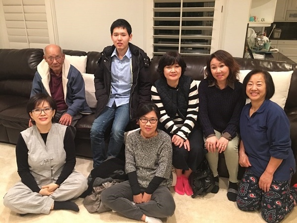김수경 님 댁에서 모둠법회를 마치고 OC법당 도반들과 함께 - 아랫줄 제일 왼쪽에 정양희 님 김수경 님 댁에서 모둠법회를 마치고 OC법당 도반들과 함께 - 아랫줄 제일 왼쪽에 정양희 님