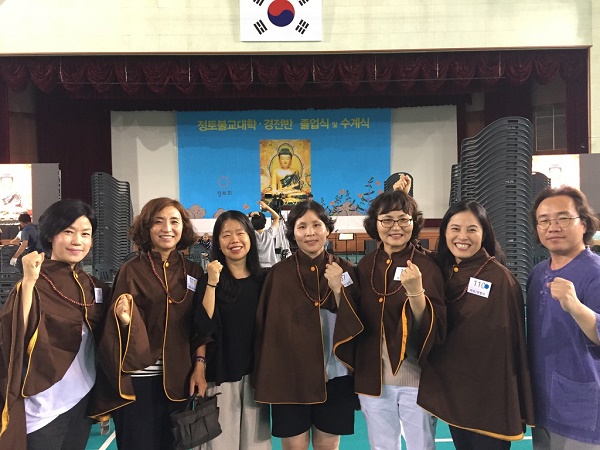 2017.8. 가을불교대학 졸업식. 가을 불교대학 부담당으로 지원했던 졸업생들과 함께 (맨 오른쪽이 한승범님)