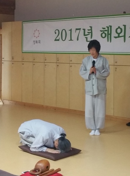 고두례를 하고 다시 족정례를 하나요? 안 하나요? 발은 세워야 하나요 눕혀야 하나요? 평소에 헷갈리던 절하는 법을 확인하고 같이 배워봤습니다. 고두례를 하고 다시 족정례를 하나요? 안 하나요? 발은 세워야 하나요 눕혀야 하나요? 평소에 헷갈리던 절하는 법을 확인하고 같이 배워봤습니다.