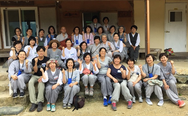 유수스님과 문경수련원투어 시작 전 백화암 앞에서