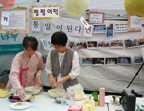 펑펑이떡은 옥수수가루, 설탕, 소금만 있으면 만들 수 있는 떡이라 부스에서도 쉽게 만들어 대접할 수 있었습니다.