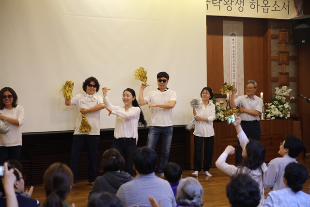 공동체 아카펠라 공연과 서초 법당 봄 불대생들의 댄스 공연