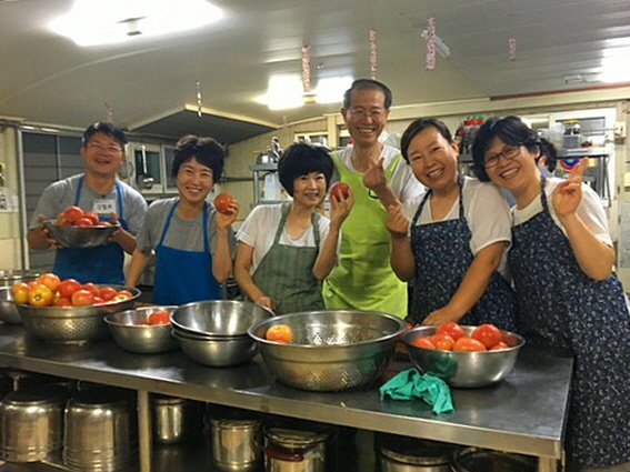 도반들과 즐겁게 봉사하는 박경미 님(왼쪽에서 세 번째)