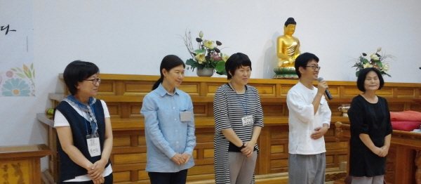 경남지부 리포터들. 왼쪽부터 지부팀장 목인숙 님, 진주법당 채희주 님, 사천법당 박선영 님, 거창법당 김대중 님, 마산법당 정명숙 님.