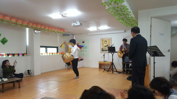 ‘덩기덕쿵덕!’ 조순분 부부의 흥겨운 춤사위에 도반들도 흥겨움을 감추지 못했습니다. ‘덩기덕쿵덕!’ 조순분 부부의 흥겨운 춤사위에 도반들도 흥겨움을 감추지 못했습니다.