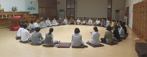 동그랗게 둘러앉아 워크샵의 마지막 마음들을 나누었습니다.