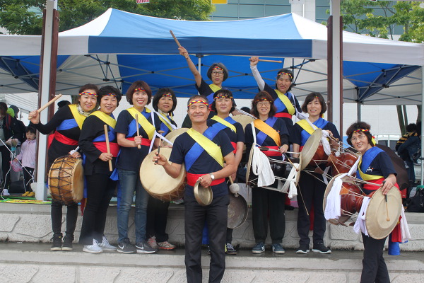 풍물패 단체 사진(앞 왼쪽 이은서, 오른쪽 김순남/둘째줄 왼쪽부터 권두영, 정순미, 곽언주, 안정미, 임혜란, 조경희/뒷줄 이옥희, 도경화)