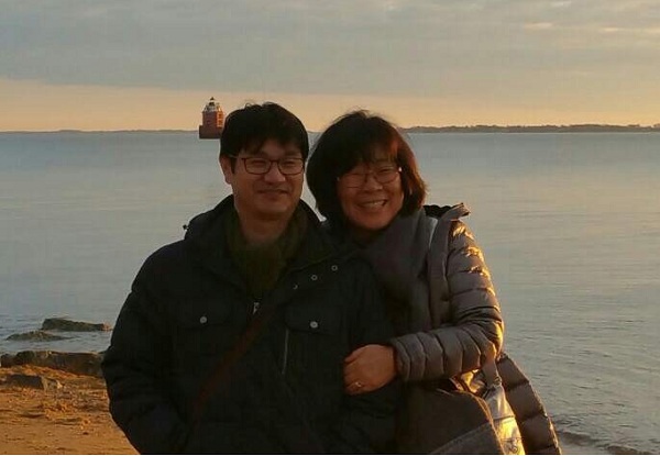 새해 새아침 햇살처럼 환한 미소~ 15년을 한결같이 해외 정토회와 함께한 김순영 님과 남편 민덕홍 님