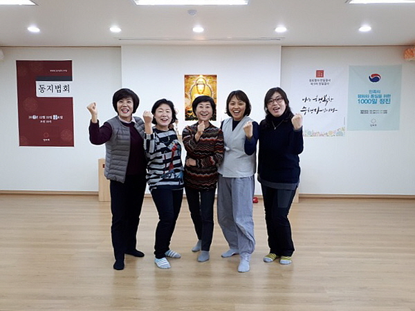 불교대학 주간반 학생들 (왼쪽부터 박양규, 정순식, 박인숙, 박은영, 박종화 님)