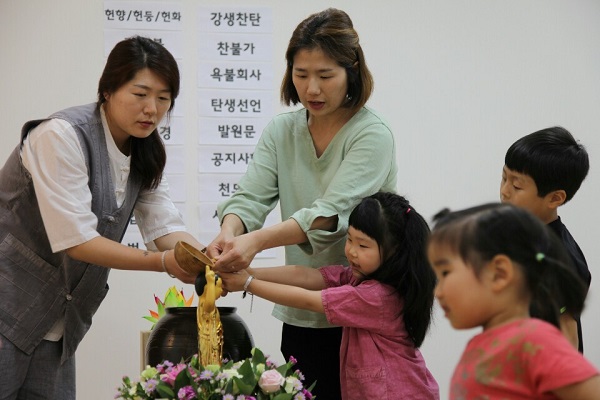 부처님 오신 날 법요식 (왼쪽 감가경 님과 딸 은서)