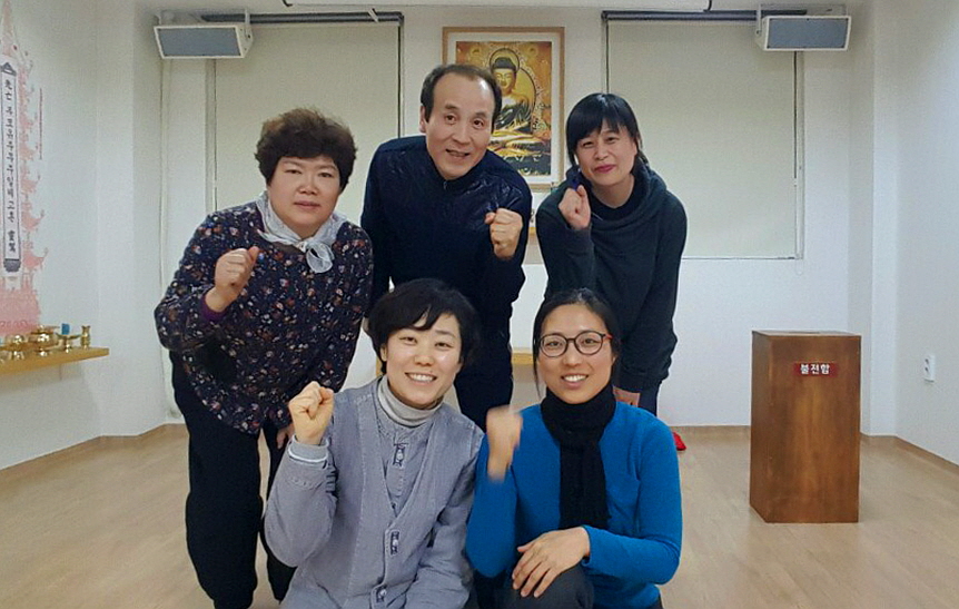 벌써 졸업이네요. (아랫줄 왼쪽부터) 박현주, 이유리아, (윗줄 왼쪽부터) 황인자, 김영만, 전민기.