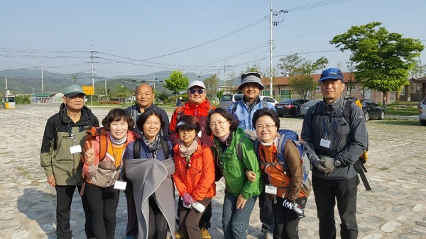 봄불교대학생들과 함께 경주 남산순례 중에(왼쪽 앞줄 첫번째가 박숙희 님)