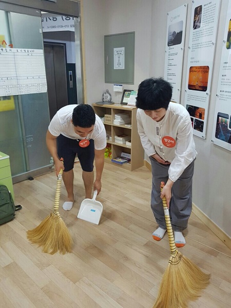  법당 당번을 하며 청소하고 있는  예비 엄마 아빠 