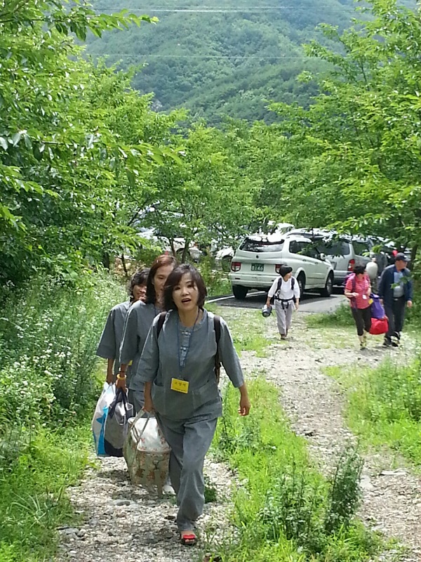 뜨거운 햇볕을 받으며 수련원으로 고고 