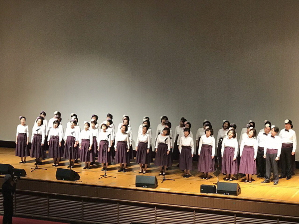 강원경기동부지부 공연 모습. <행복을 주는 사람>과 <함께해>를 합창으로 불렀는데요, 한 아름 아름다운 라일락 꽃들의 조화였습니다. 강원경기동부지부 공연 모습. <행복을 주는 사람>과 <함께해>를 합창으로 불렀는데요, 한 아름 아름다운 라일락 꽃들의 조화였습니다.