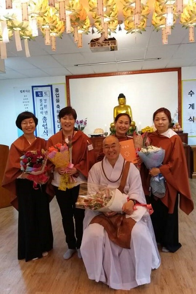 불교 대학 졸업식에서 법륜스님, 도반들과 함께한 성미연 님 (왼쪽에서 두 번째)