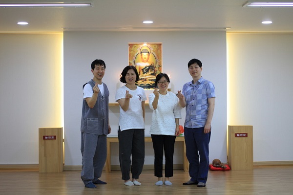 나누기를 마치고 홀가분한 표정의 도반님들(왼쪽부터 박지훈 님, 정복남 님, 김효영 님, 신가림 님)