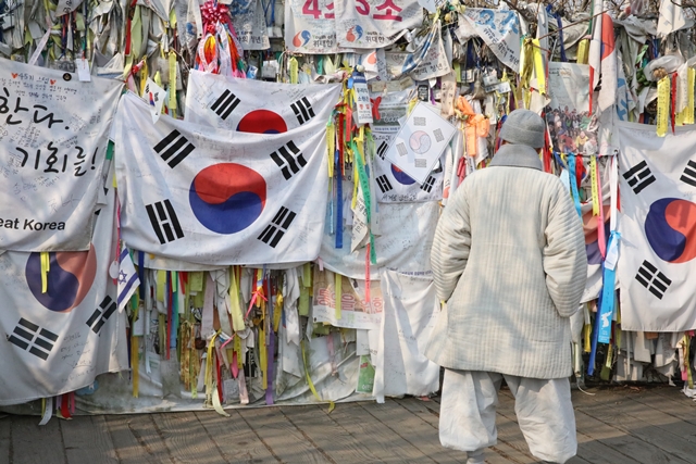 자유의 다리. 통일을 염원하는 리본과 태극기가 걸려 있는 모습