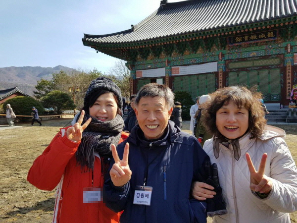 가운데 김원배 님. 경전반 죽림정사 사찰 중