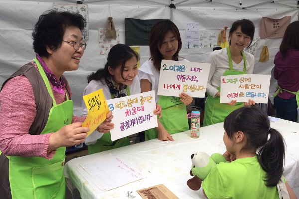 이 여자아이는 단번에 ‘쓰레기!’라고 맞추었습니다. 