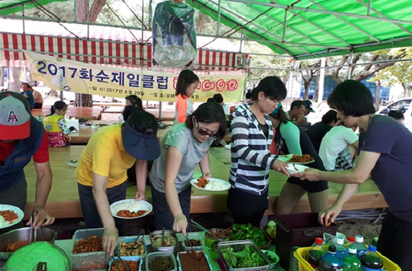 이야기와 함께 맛난 점심이 즐거웠던 점심공양시간.