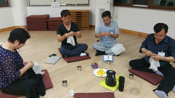 불교대학 환경활동 (맨 왼쪽이 문정숙 님, 맨 오른쪽이 차영주 님)