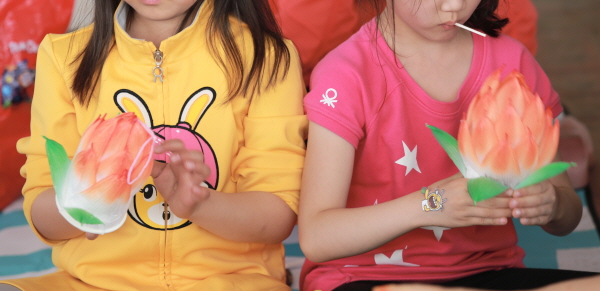  예쁜 연등 만들기에 빠져들었던 여자 아이들.