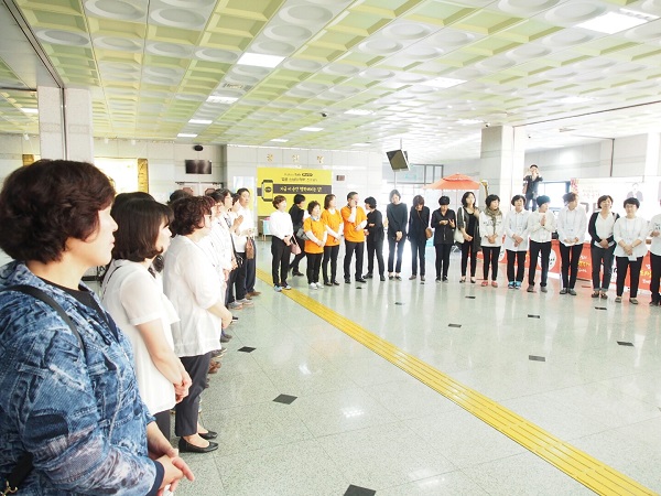  법륜스님과의 행복한 대화가 시작되는 아침, 로비를 가득 채운 봉사자들 